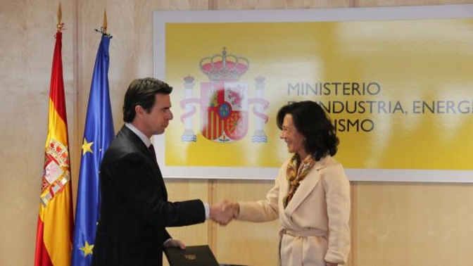 José Manuel Soria, Ministro de Industria, y Ana Patricia Botín, Presidente del Banco Santander