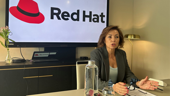 Red Hat Julia Bernal